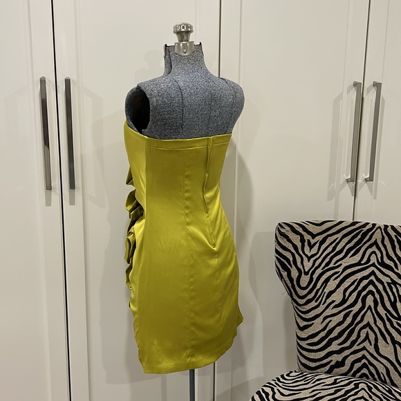 Chartreuse strapless gown - Picture 2 of 4